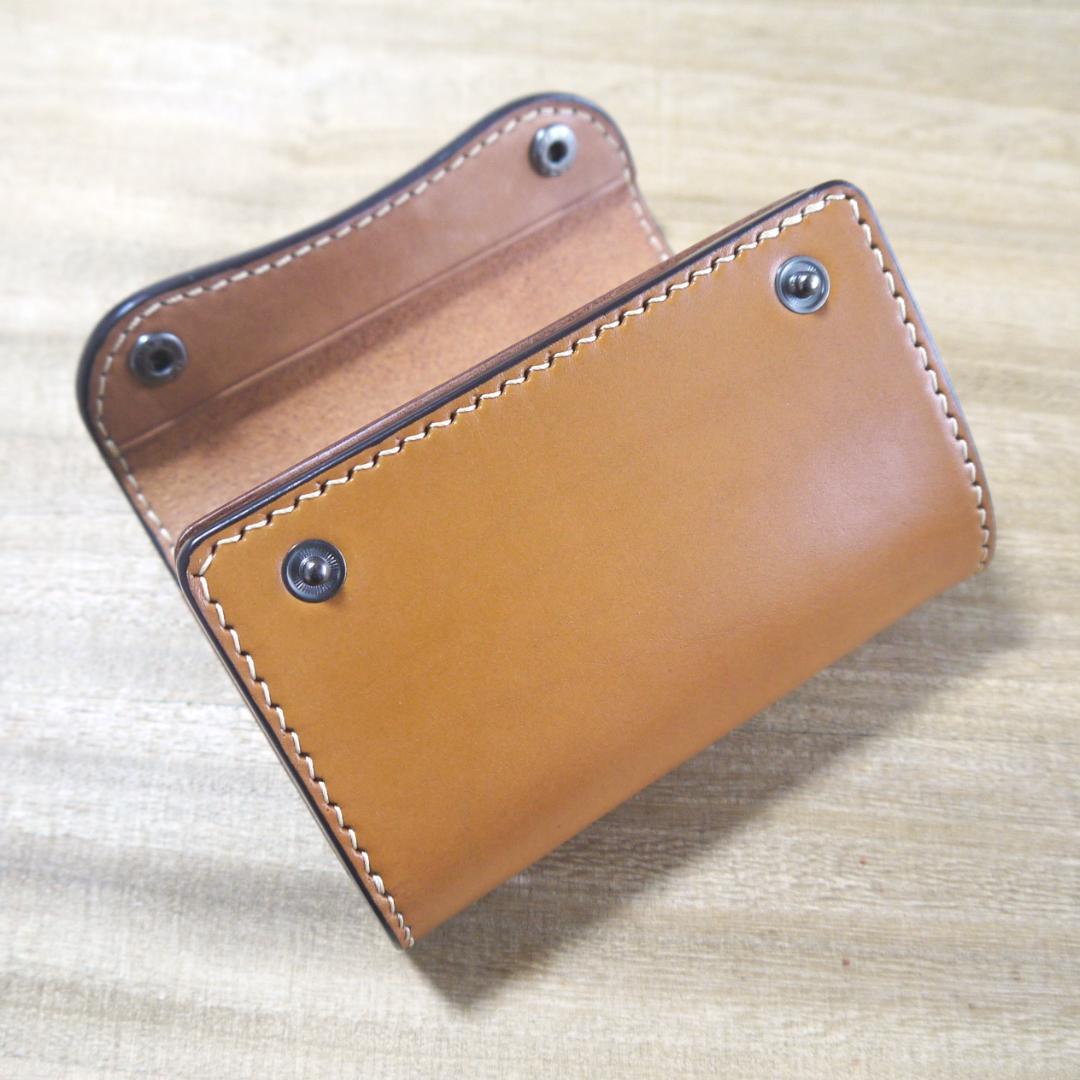 栃木レザー　セミアニリン染めスムースヌメ　ミドルウォレット　キャメル/生成り