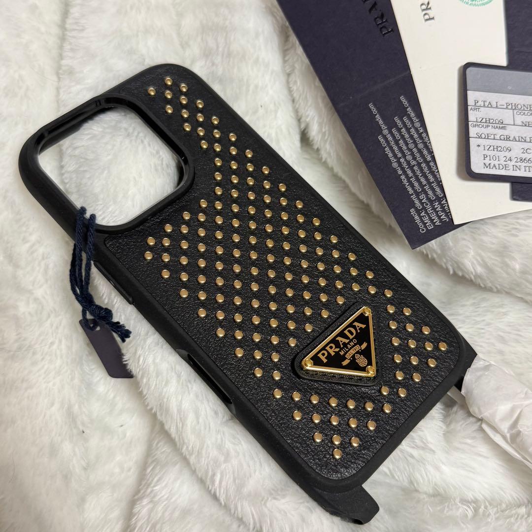 PRADA スタッズ付きレザーiPhone16proケース