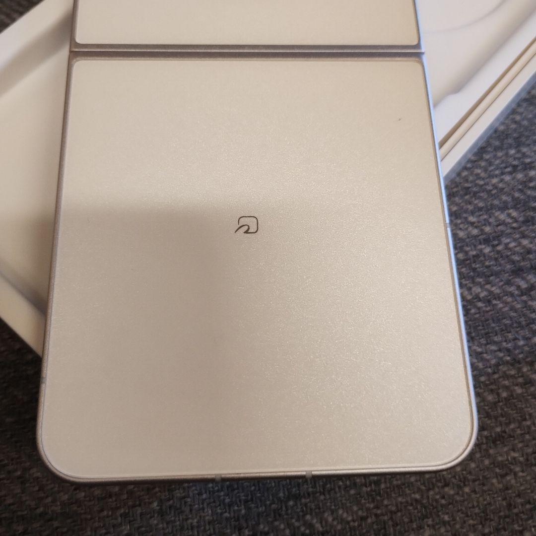 ワイモバイル　Libero Flip ゴールド