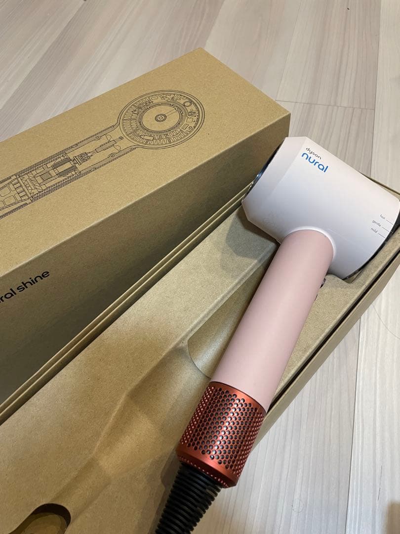 美品 ダイソン　スペシャルエディション　ヘアドライヤー　　HD16 ストロベリー