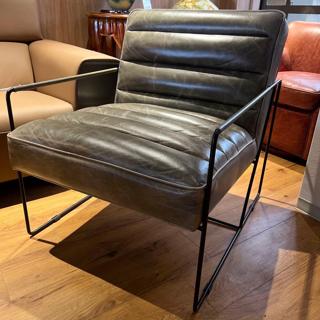 グレーレザーアームチェア　イルカの灰色