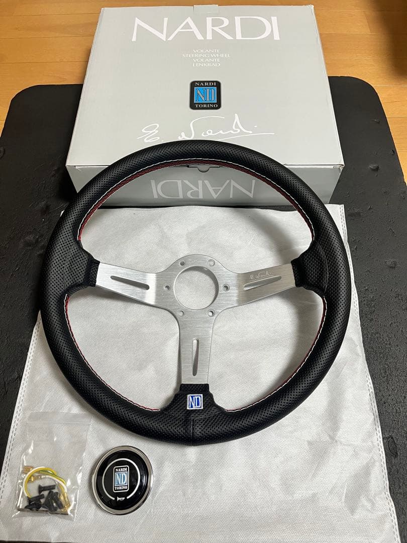 14インチナルディクラシック　アルミ製フロントプレースメント、レッドステッチ