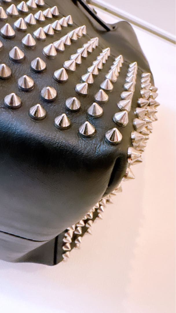 【美品】クリスチャンルブタンChristian Louboutin レザーバッグ