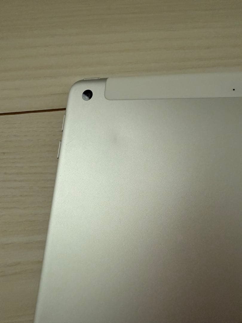 Apple iPad(第５世代)Wi-Fi+Cellular128GBシルバー