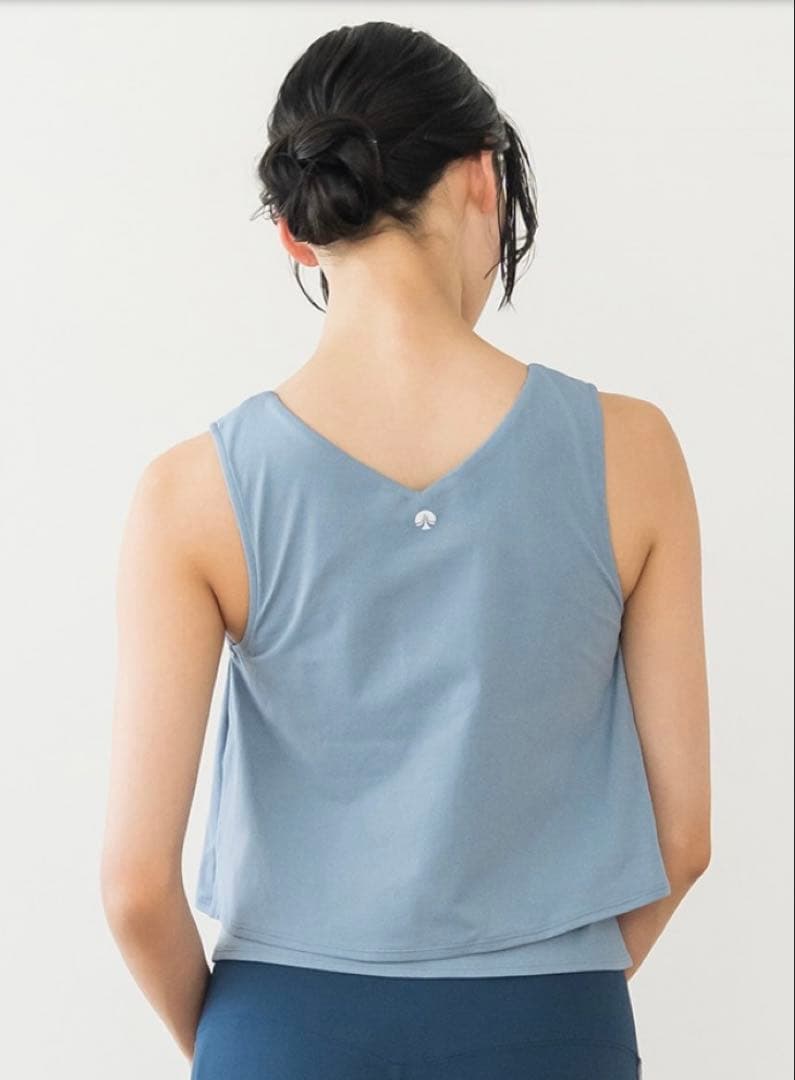 新品未使用SUKALAカップ付きフレアタンクトップ　スモークブルー　Ｍサイズ