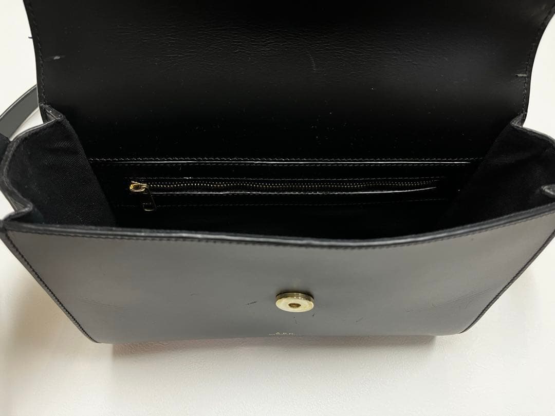 A.P.C. ブラックショルダーバッグ