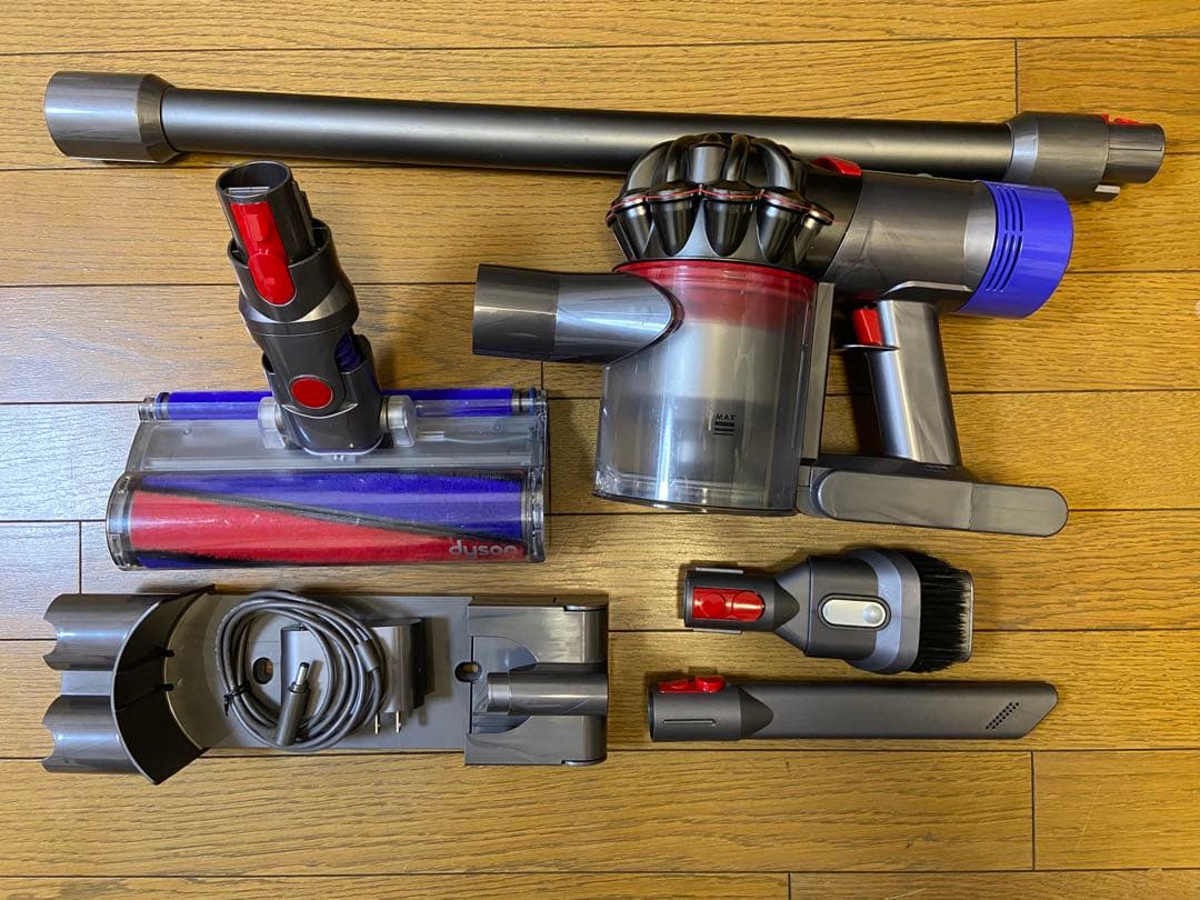 Dyson V8(SV10)掃除機　各種アタッチメント付き　内部清掃済