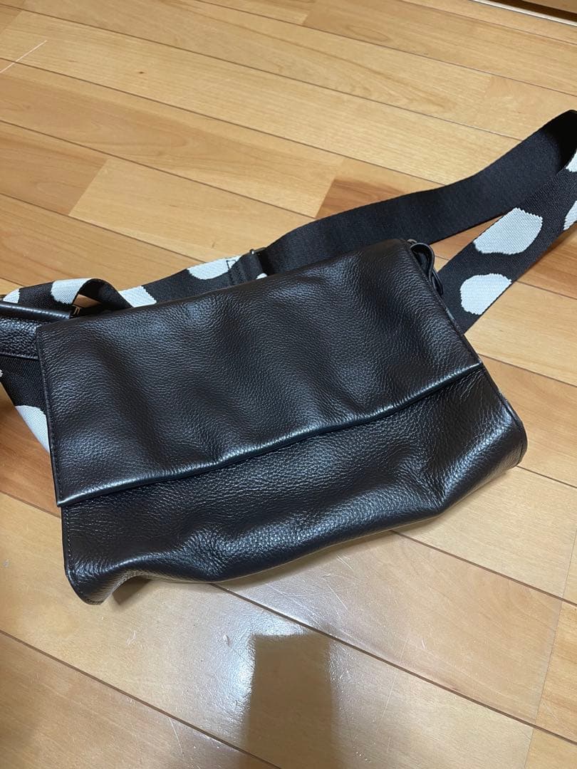 黒 レザー ショルダーバッグ ドット柄
