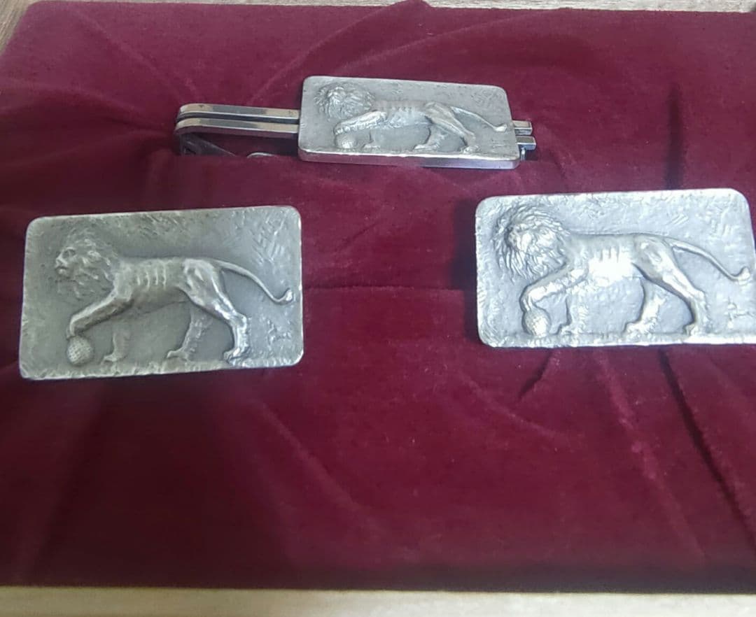 ★純銀製ライオンカフスボタン（カフリンクス）とネクタイピンのセット