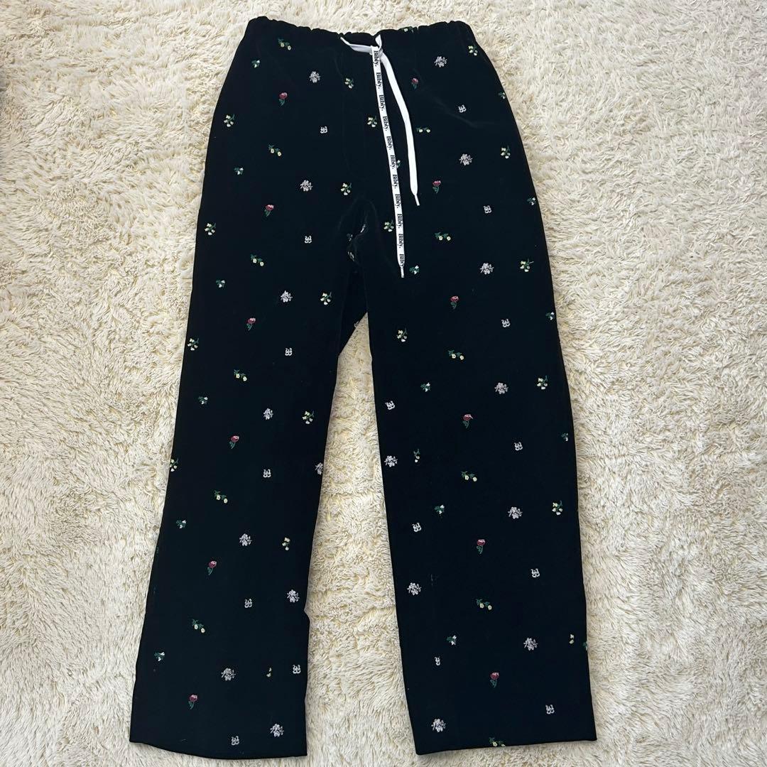 BIBIY B. STARRY PANTS 黒の花柄刺繍ワイドレッグパンツ