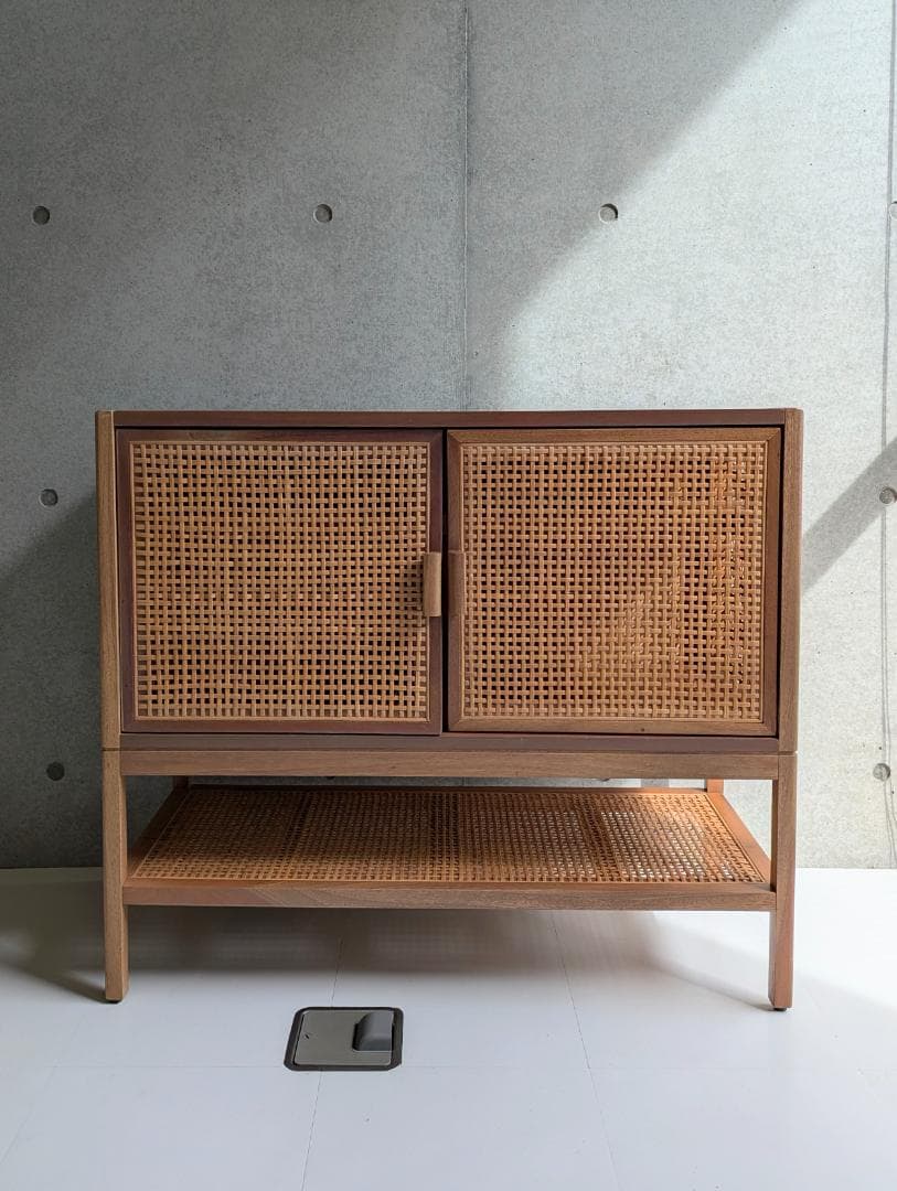 上質デザインの輸入木製 籐 キャビネット 海外品 希少