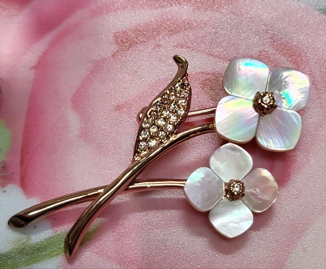 新品　ヴァンドームブティック　 白蝶貝　お花　ブローチ　ピンクゴールド