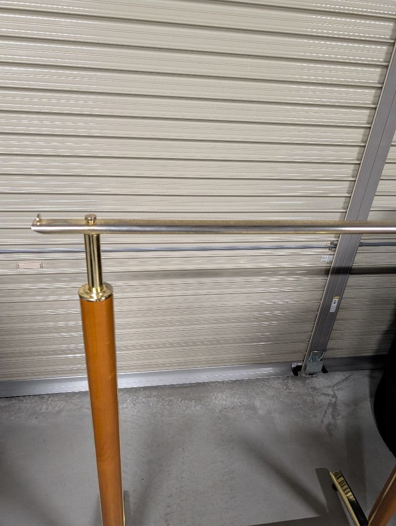 金色と木製のハンガーラック