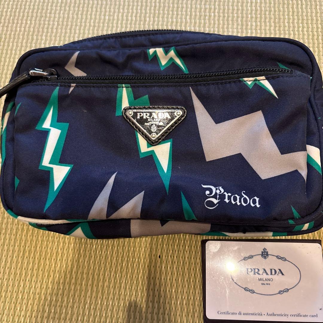 Prada ボディバッグ 稲妻模様