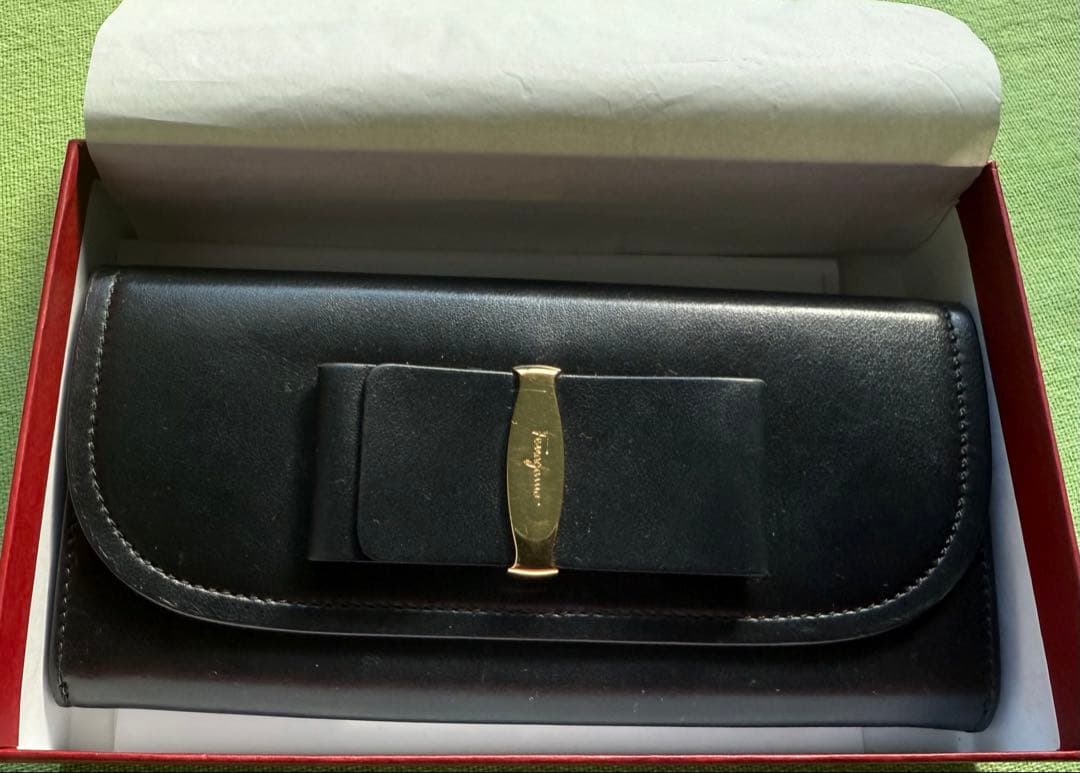 箱付美品　フェラガモ長財布ヴァラリボン黒革
