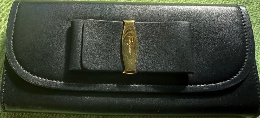 箱付美品　フェラガモ長財布ヴァラリボン黒革