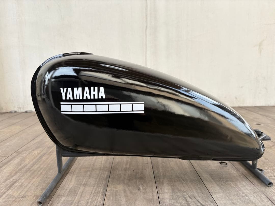 SR400 タンク　艶ありブラック＆ホワイトステッカー　自家塗装