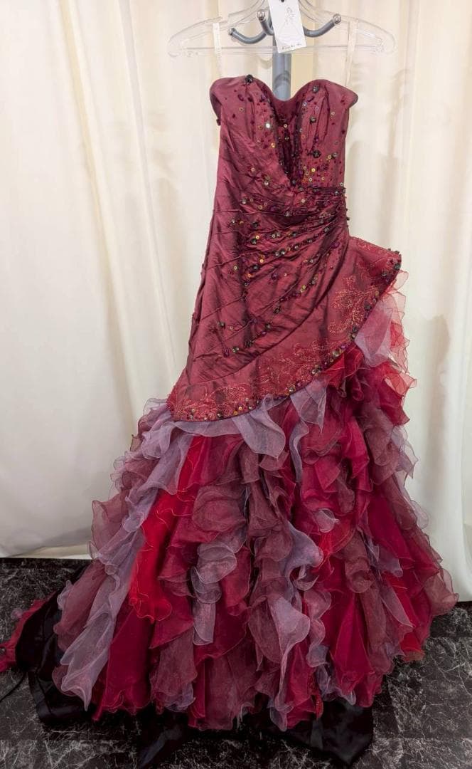 赤紫のフリルストラップレスドレス　ウェディング　ミュージカル　衣装　コスプレ