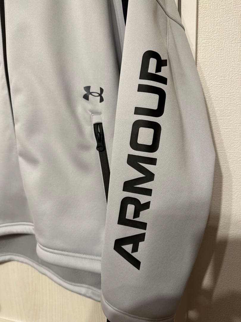 【極美品】値下げ　アンダーアーマー　STORM Ｍサイズ　パーカー　ホワイト