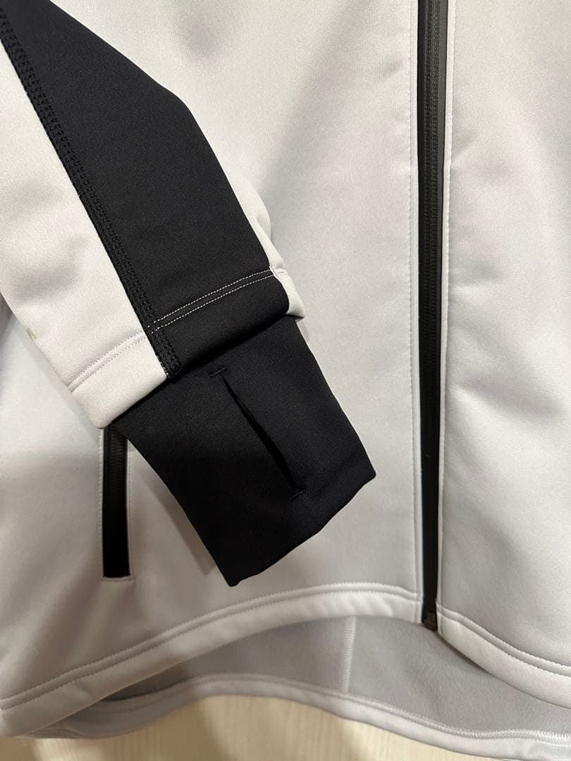 【極美品】値下げ　アンダーアーマー　STORM Ｍサイズ　パーカー　ホワイト