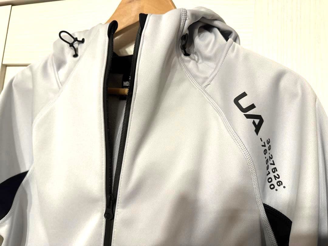 【極美品】値下げ　アンダーアーマー　STORM Ｍサイズ　パーカー　ホワイト