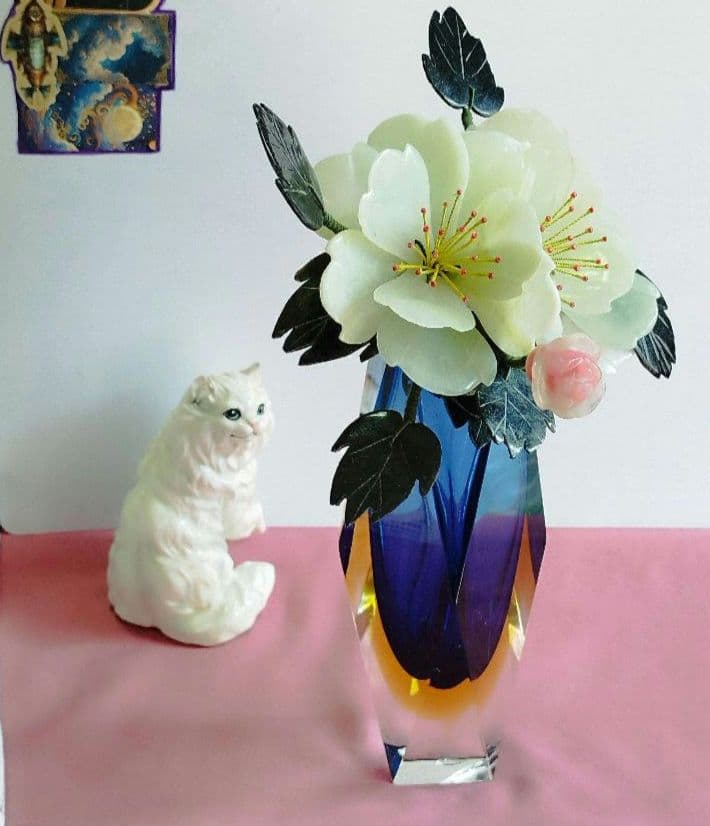 イタリアのヴェネツィアで作られたムラーノガラス工芸品。と翡翠のボタンの花