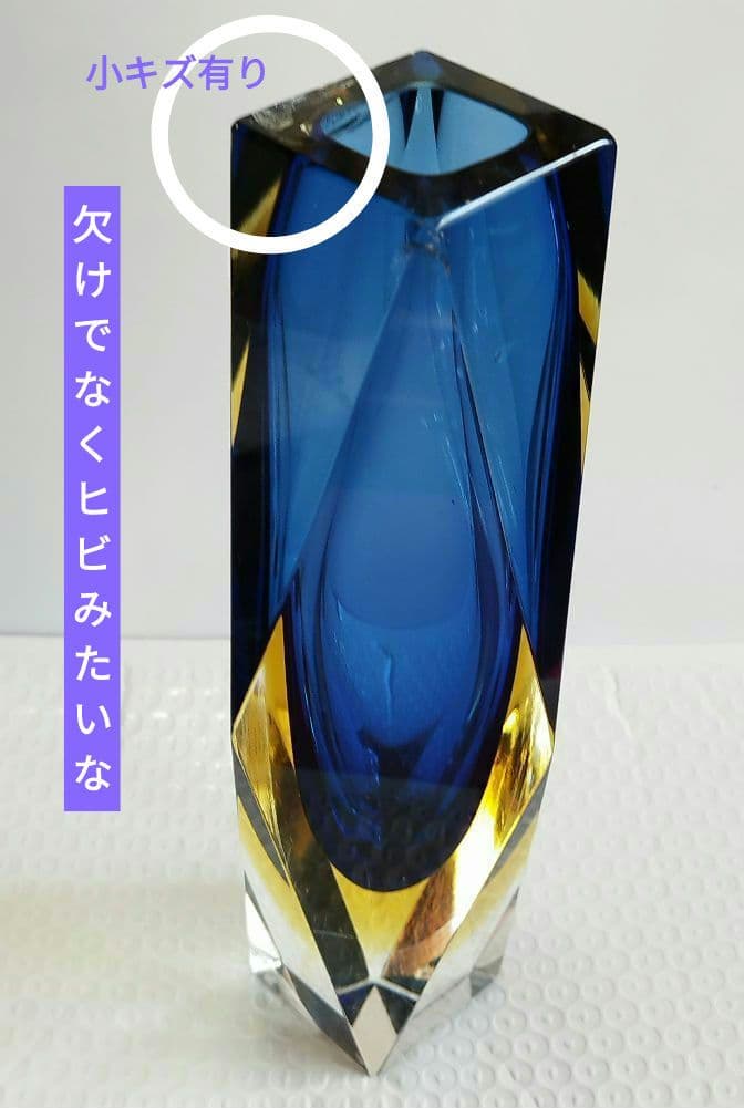 イタリアのヴェネツィアで作られたムラーノガラス工芸品。と翡翠のボタンの花