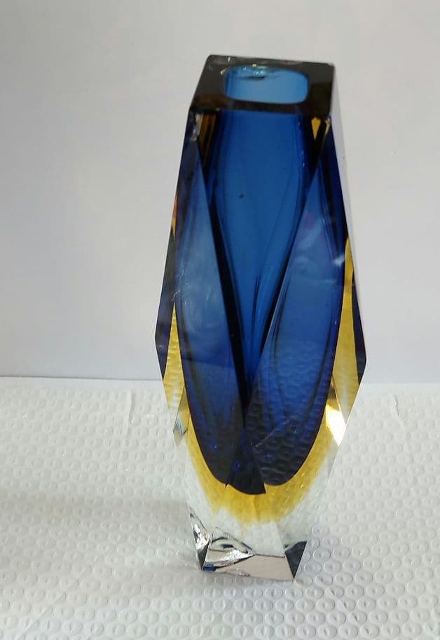 イタリアのヴェネツィアで作られたムラーノガラス工芸品。と翡翠のボタンの花