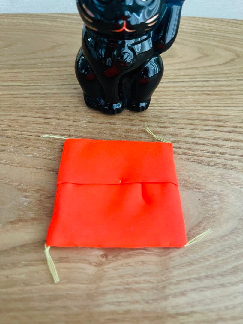 バカラ　黒い招き猫 陶器製 赤い台座付き