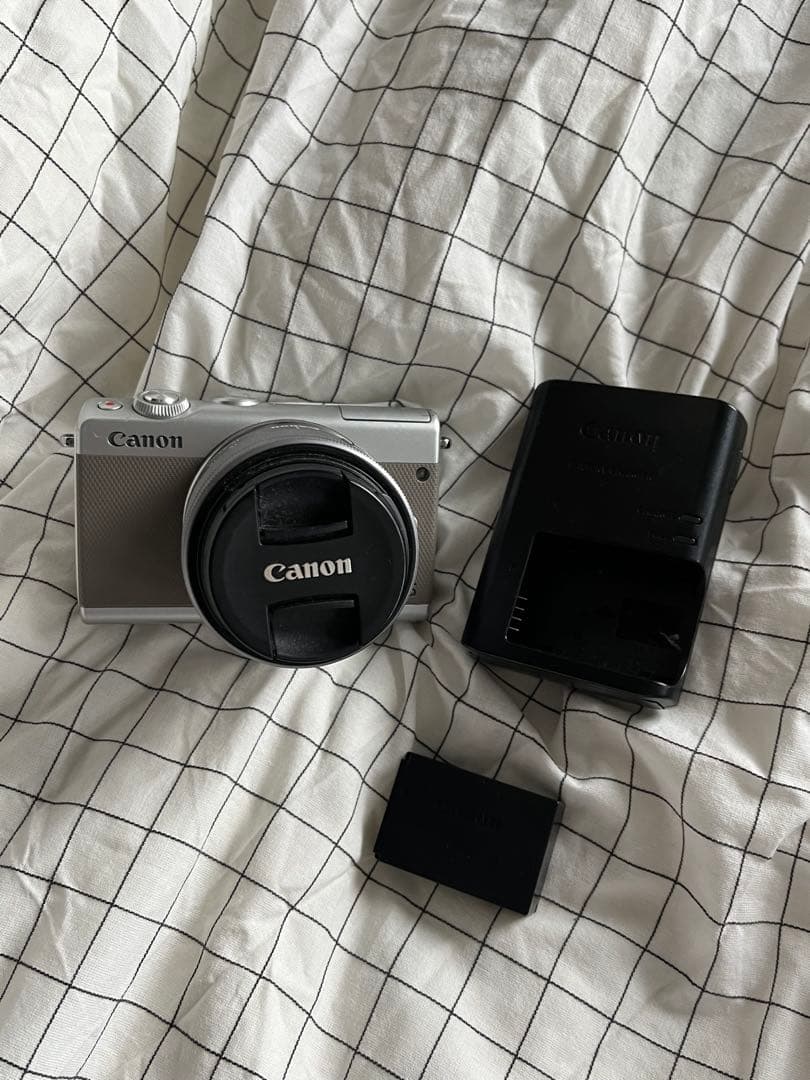 【最安値】Canon EOS M100 グレー 15-45mmレンズ付き