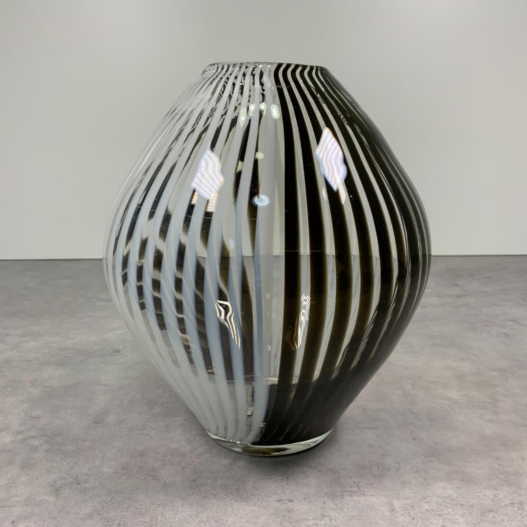 ヴィンテージ ブラック×ホワイト ガラス ベース ストライプ 花器 花瓶