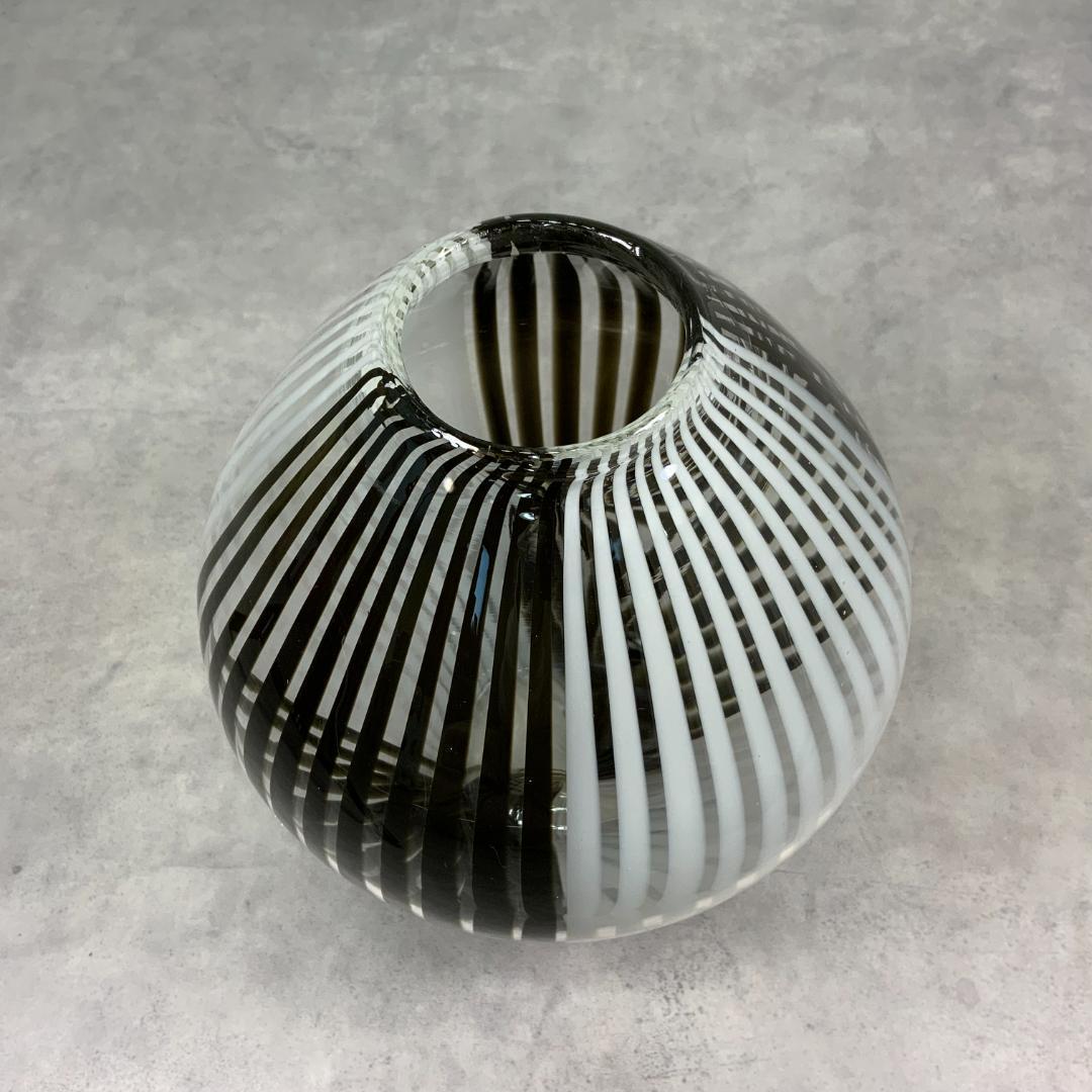 ヴィンテージ ブラック×ホワイト ガラス ベース ストライプ 花器 花瓶