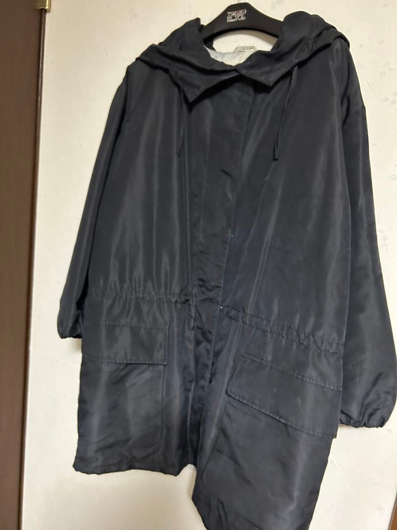 お買い得　PRADA フード付きブラックジャケット　中古