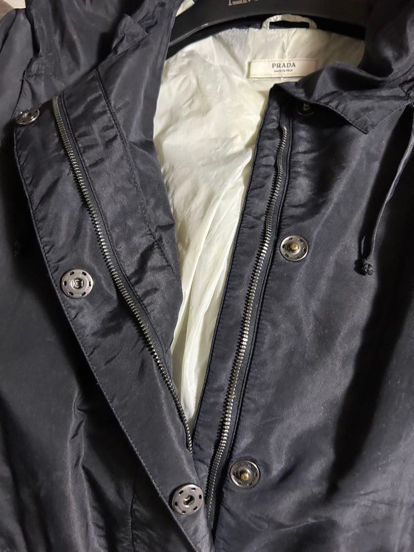 お買い得　PRADA フード付きブラックジャケット　中古