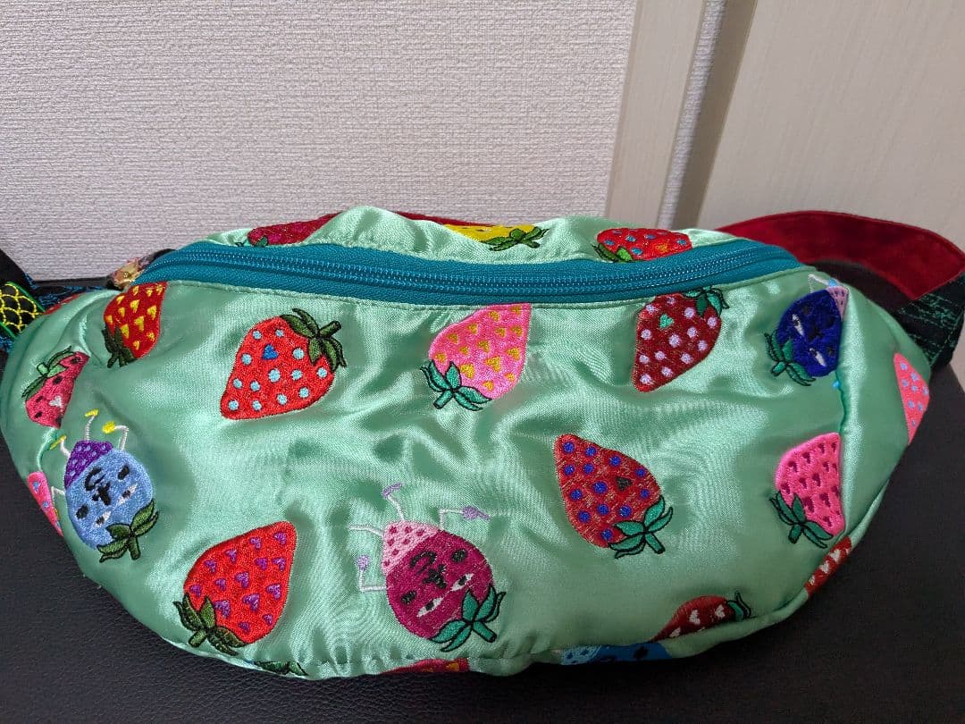 uloco ウエストポーチ　刺繍いちご柄　新品（週末限定お値下げ）