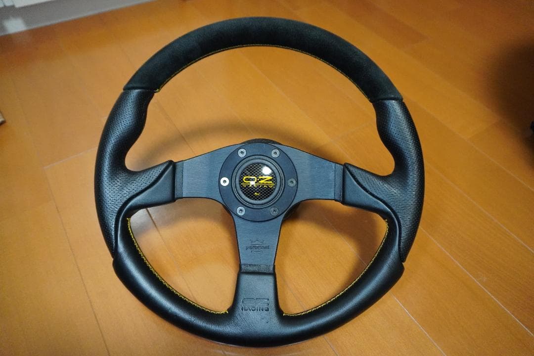 希少品　OZレーシング　ステアリング／パーソナル製（MADE IN ITALY)