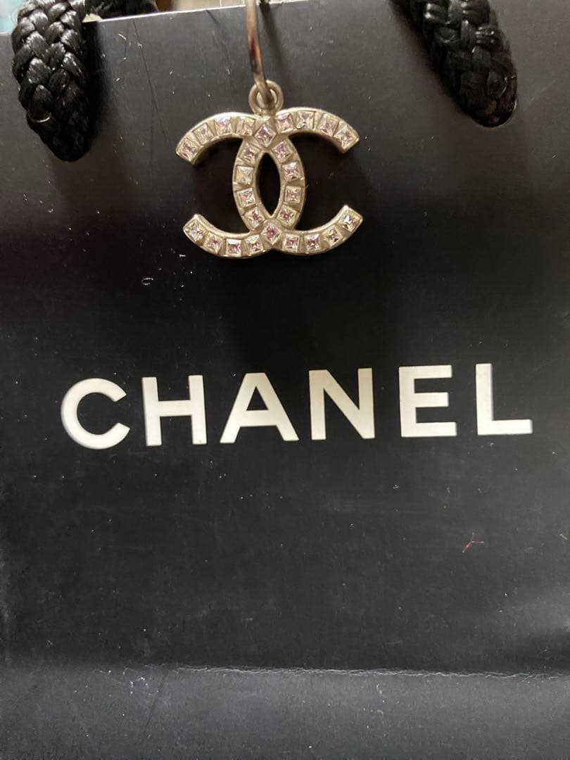 刻印なしのタイプ シャネルのココマークシルバーのラインストーンピアス（片耳用）