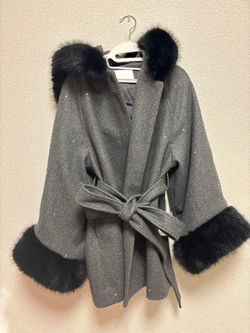 chico ビジュー付きファー襟ケープコート