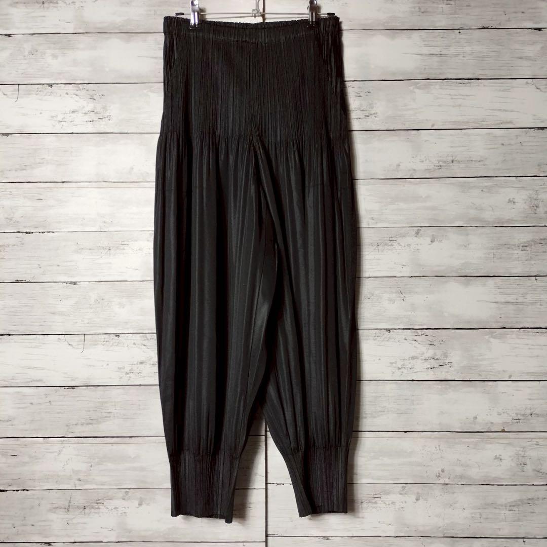 プリーツプリーズ イッセイミヤケ 消しプリーツ テーパードパンツ 黒