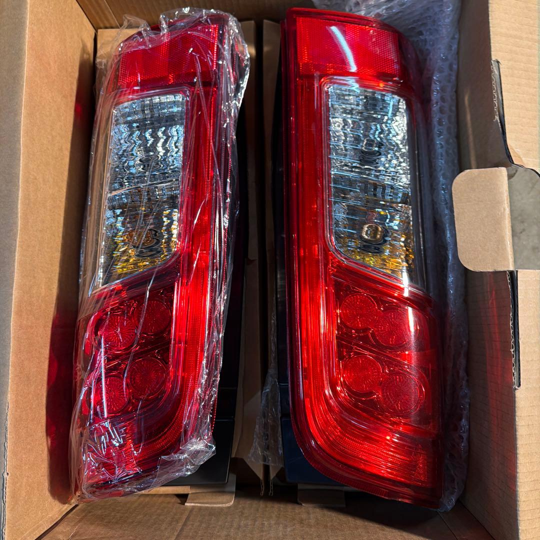 日産NV350テールランプ 赤 2個セット 配線付き