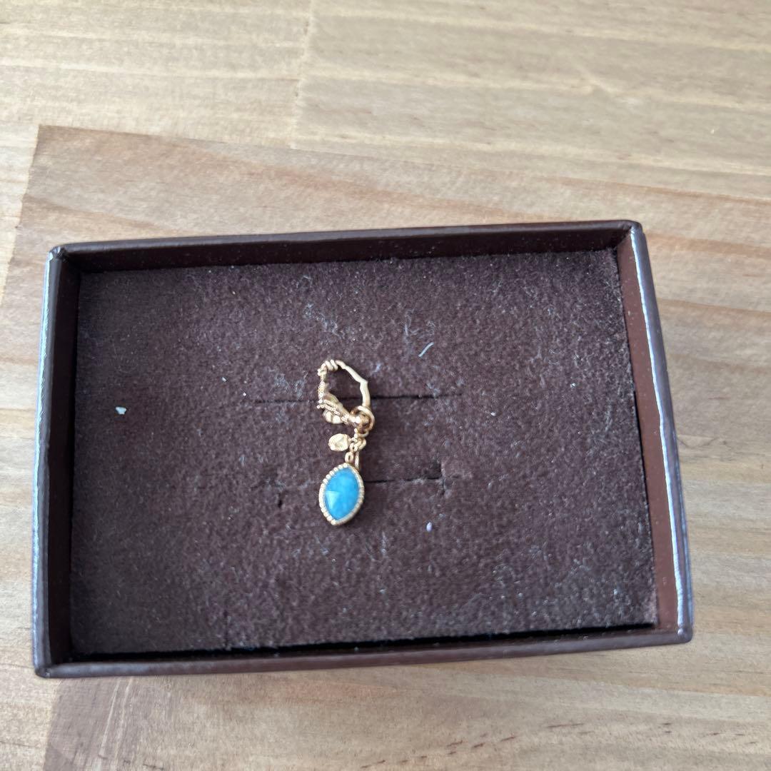 ゴールドチャーム 青色ストーン付き