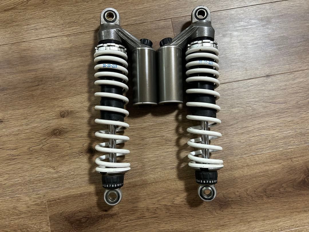 D*n様 WPサスペンション　ホワイトパワー　リアサスペンション　Vmaxから取