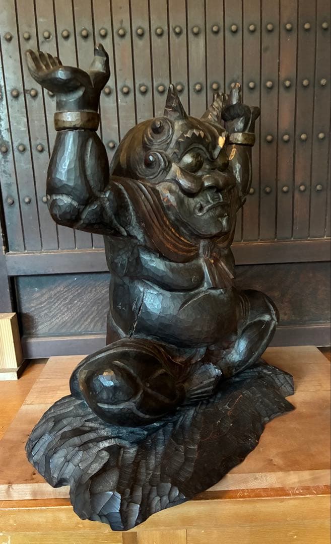 漆黒の鬼の軸受け　黒漆が塗布された鬼 掛け軸　ノミでザクザク彫られた鬼