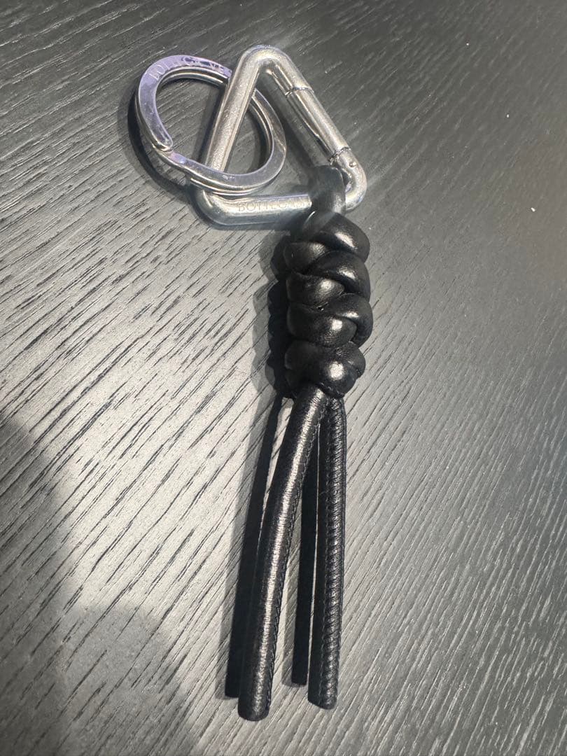 BOTTEGA VENETA ブラックレザーキーホルダー