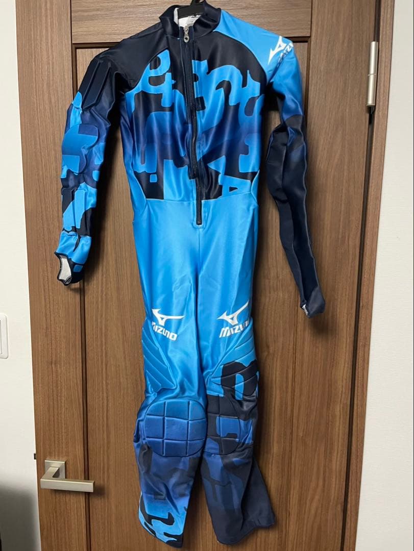 スキーレーシングスーツとウェア短パン