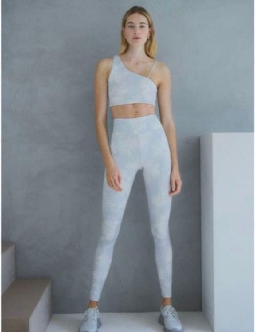 新品未使用　emmi yoga eco スノートレイス 上下セット　ヨガ