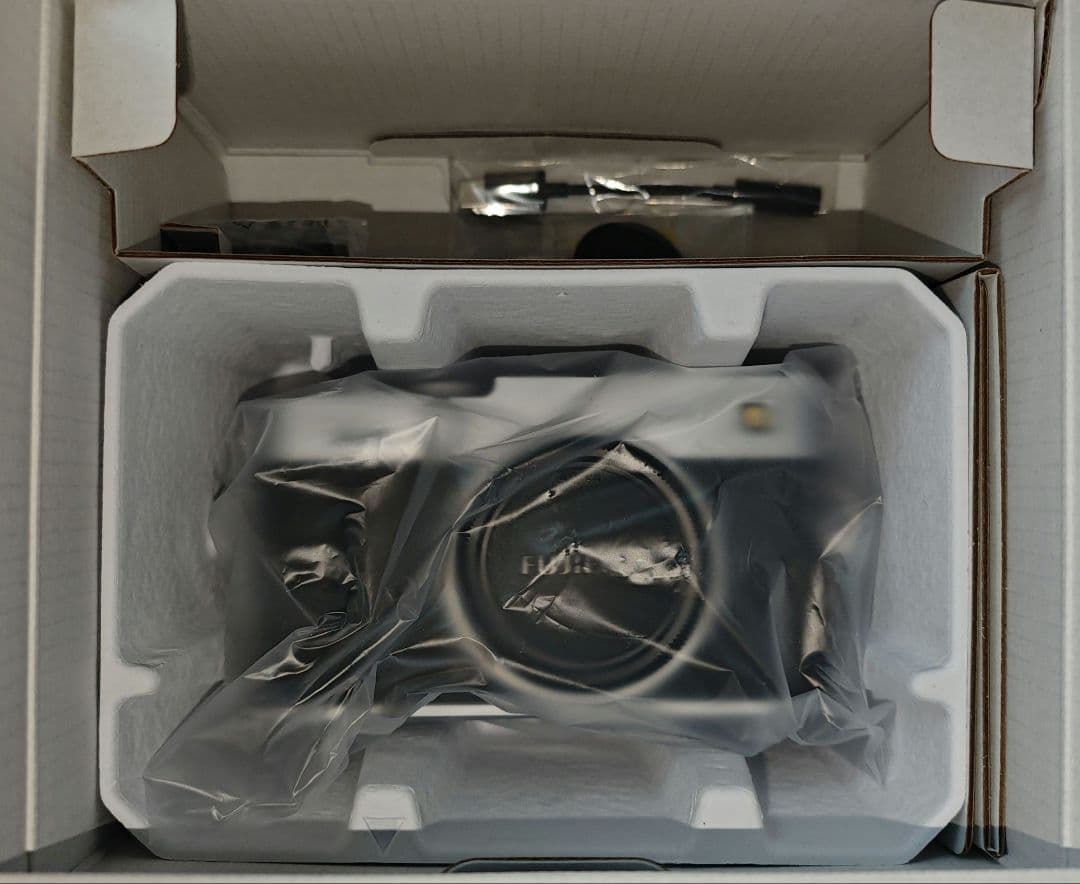 【ボディのみ】未使用品 FUJIFILM X-E5 シルバー 保護フィルム付き