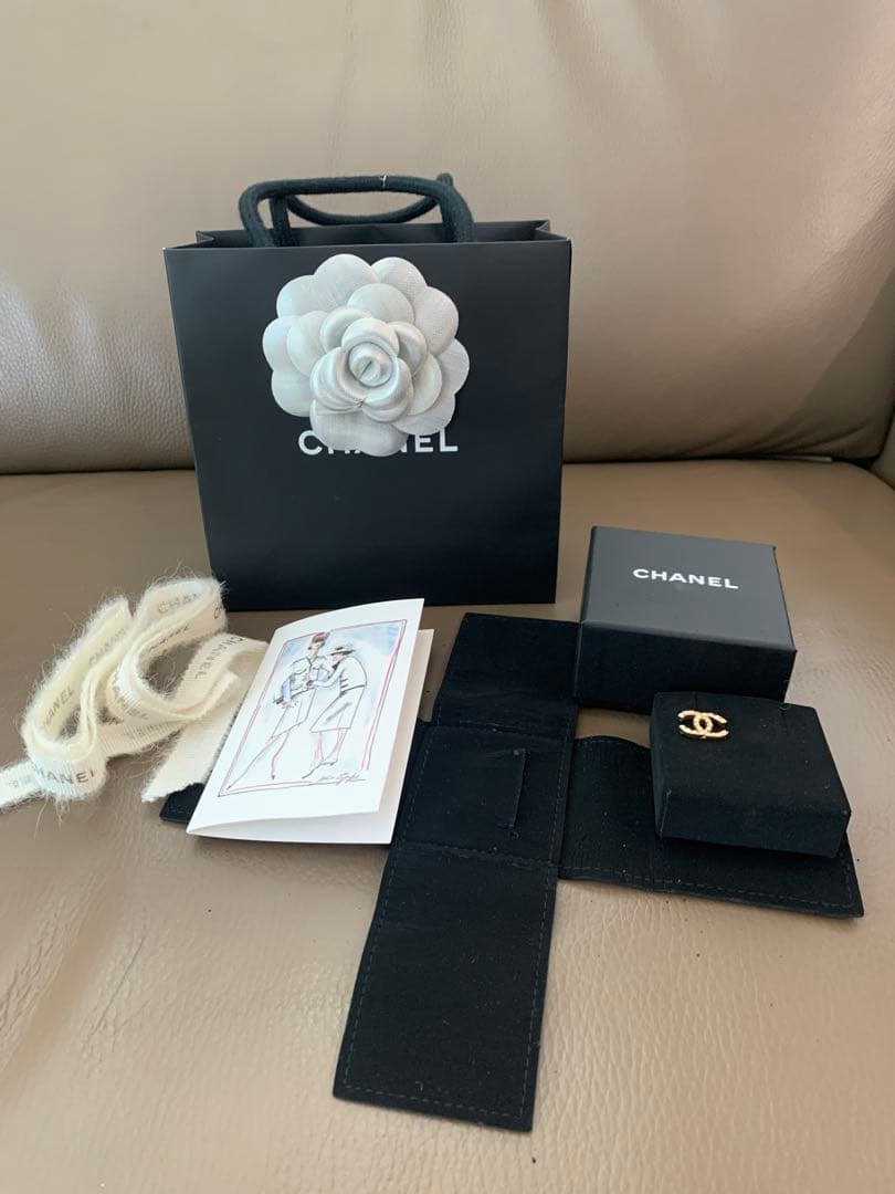 片耳のみ　CHANEL 定番　ロゴ ピアスココマーク　シャネル　ゴールド