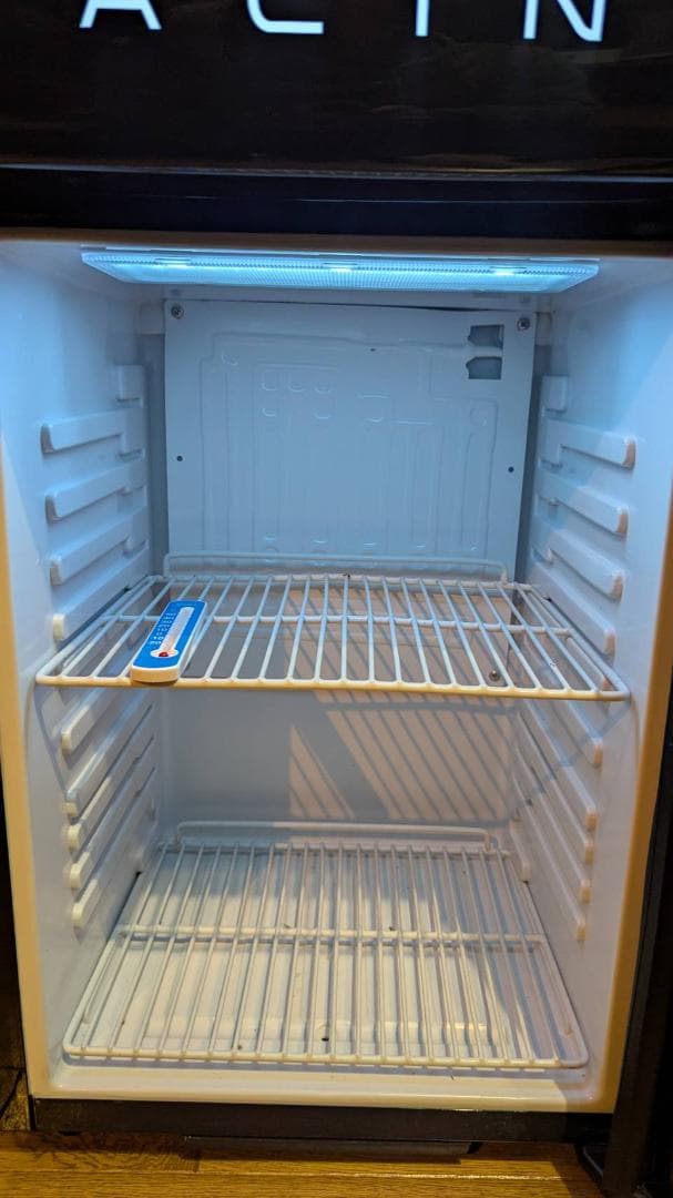 ショーケース冷蔵庫　レッドブルロゴ！