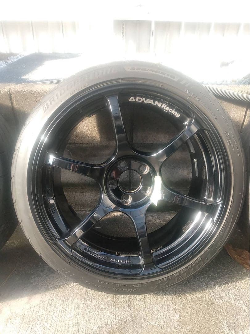 ADVAN Racing 18インチ 8.5J艶ブラックホイール4本セット